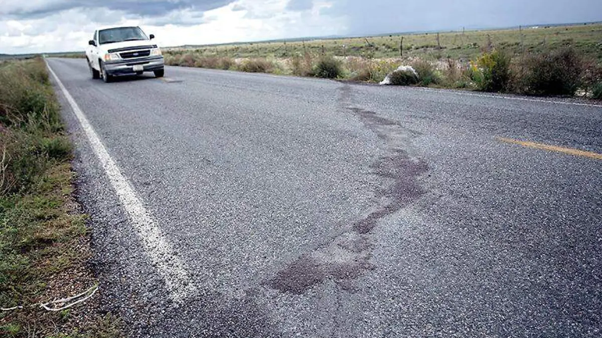 Camioneta circulando por carretera de Fresnillo, Zacatecas